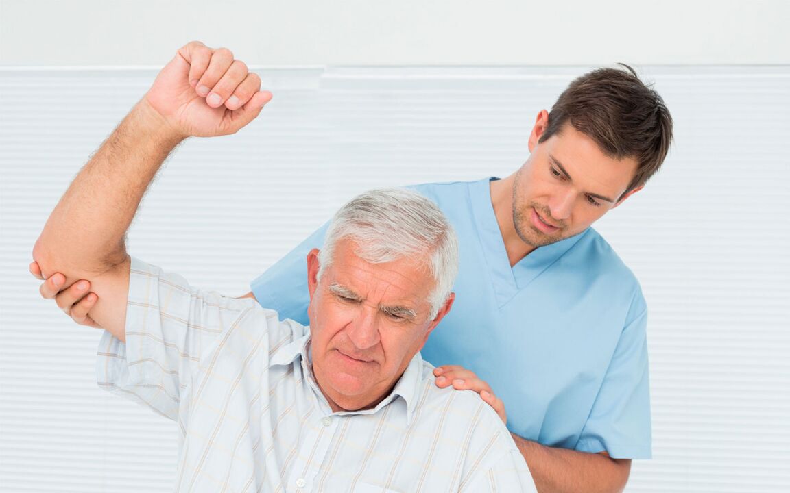 doctor examining a patient with shoulder joint arthrosis